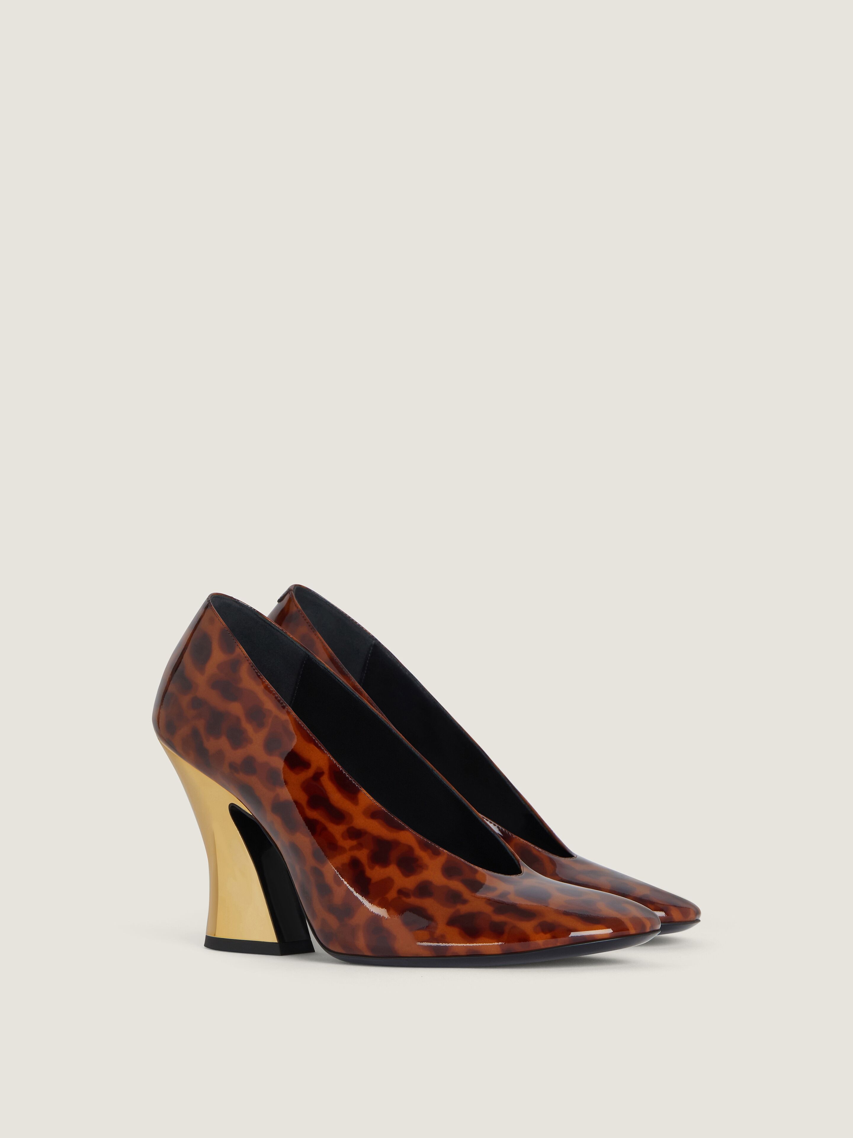 Sculpted heeled pumps in tortoise shell patent leather